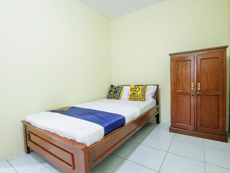 SPOT ON 91606 Nadin Guest House Syariah - Oda