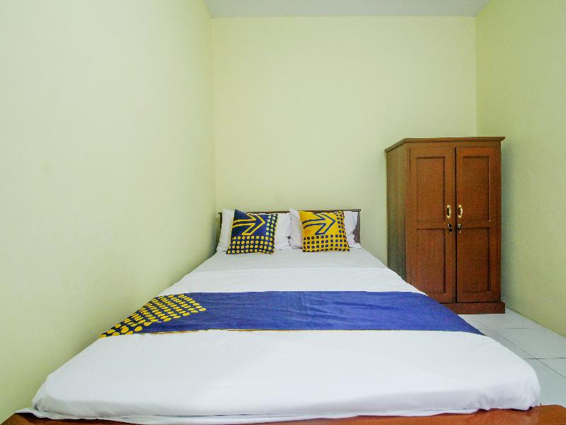 SPOT ON 91606 Nadin Guest House Syariah - Oda