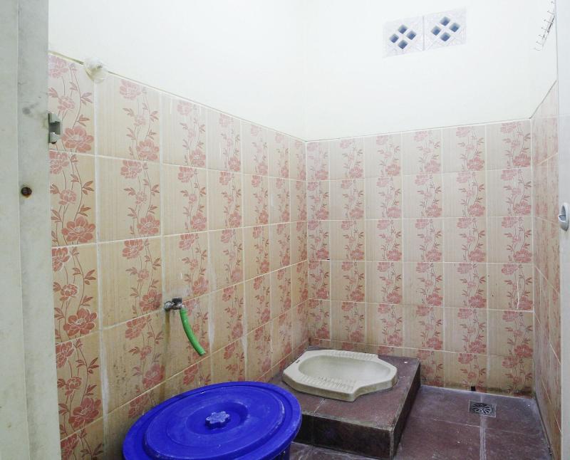 SPOT ON 91606 Nadin Guest House Syariah - Oda