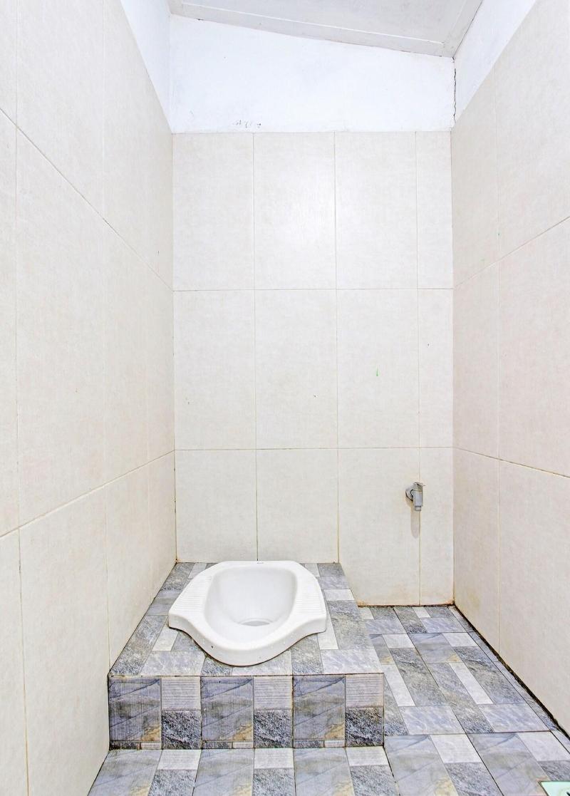 Spot On 91521 Mayong Guesthouse - Oda