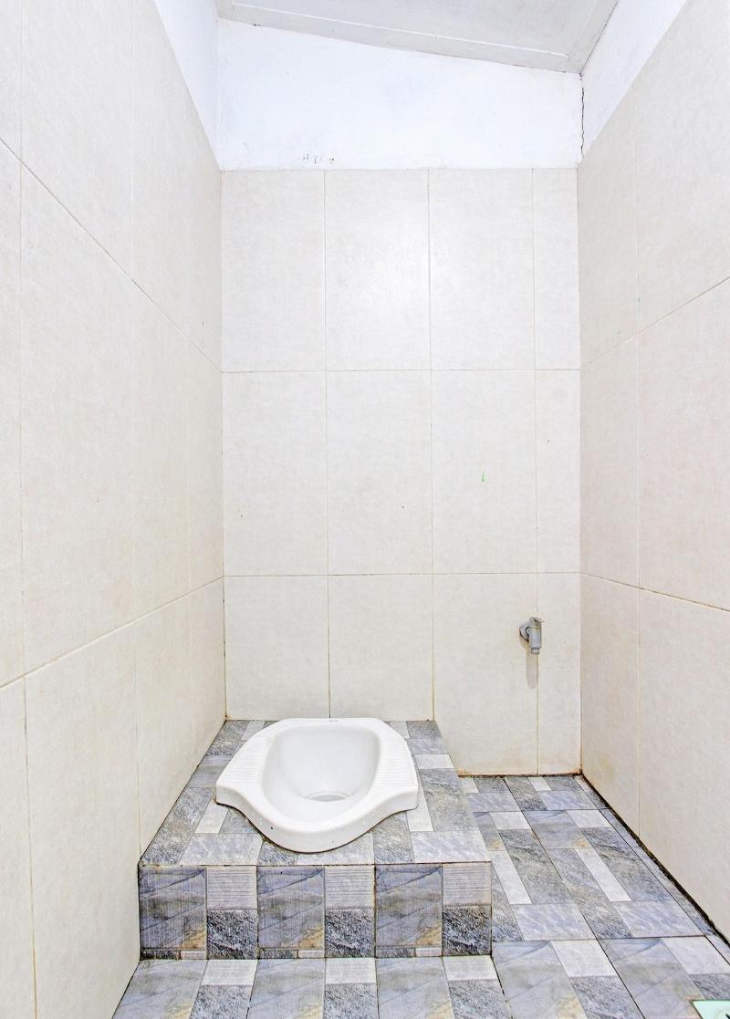 Spot On 91521 Mayong Guesthouse - Oda