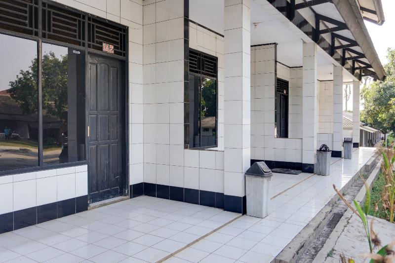 Spot On 91797 Mutiara Guest House - Lobi