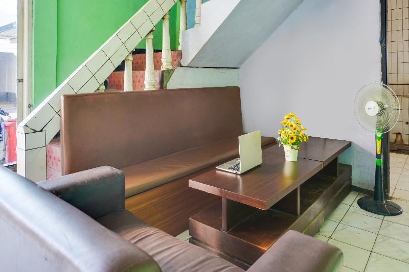 Spot On 91797 Mutiara Guest House - Lobi