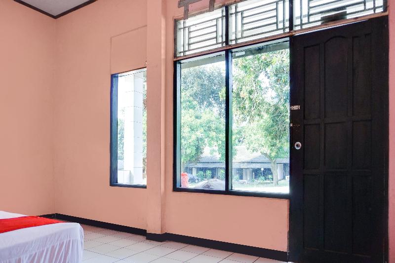 Spot On 91797 Mutiara Guest House - Oda