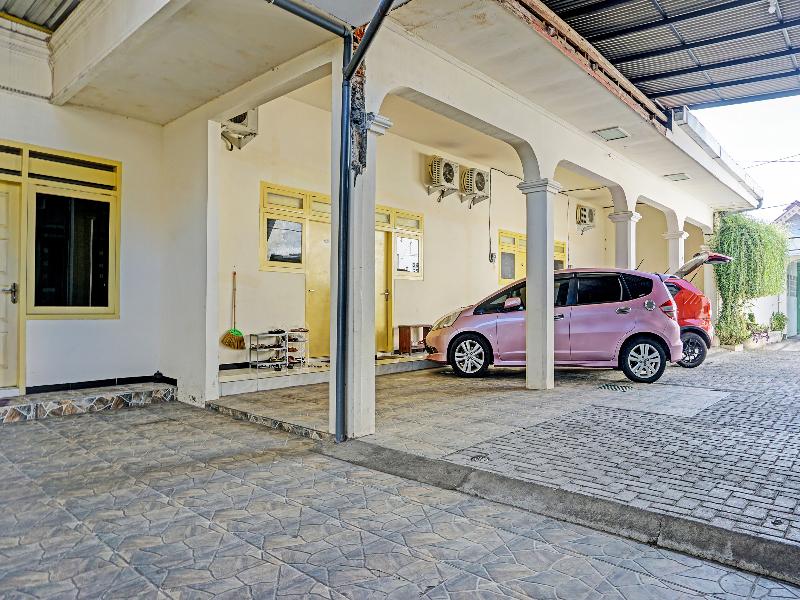 Oyo 91502 Kost Bu Lilies Syariah - Lobi