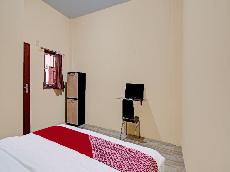 Oyo 91835 Djasur Kost - Oda