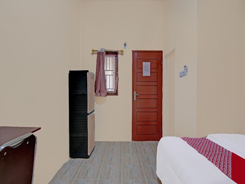 Oyo 91835 Djasur Kost - Oda
