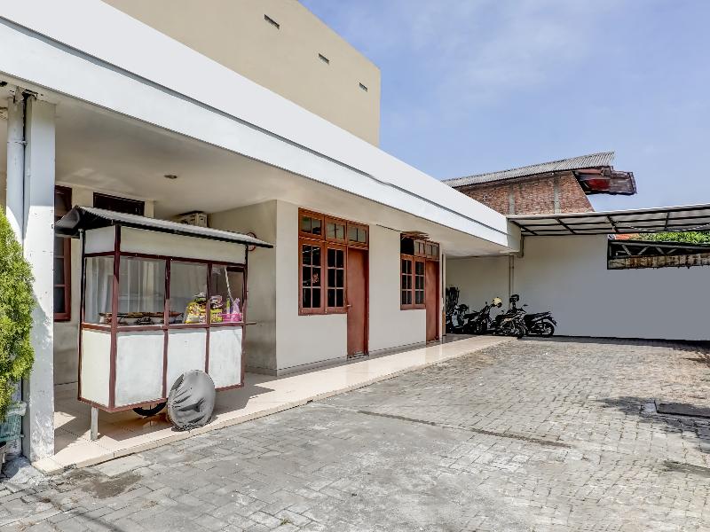 Oyo 91361 Benlin D'kost Syariah - Genel