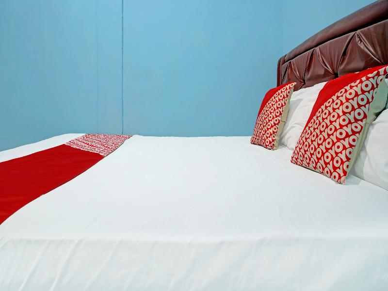 Spot On 91637 Hotel Adela - Oda