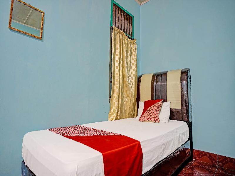 Spot On 91637 Hotel Adela - Oda
