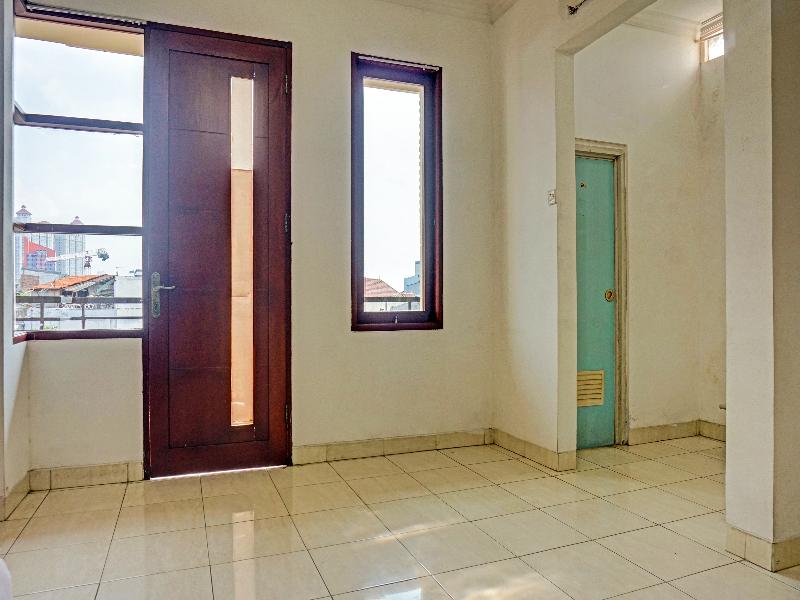 Super OYO 91535 J&b Rooms Tomang - Oda