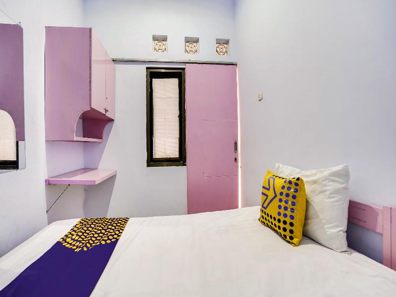 Spot On 91626 Rr Kost Putri Syariah - Oda