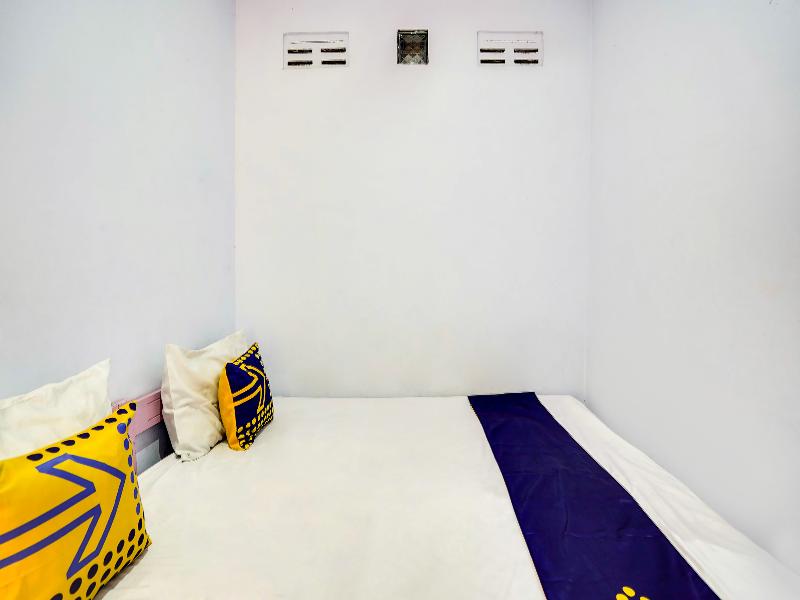 Spot On 91626 Rr Kost Putri Syariah - Oda