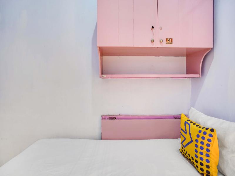 Spot On 91626 Rr Kost Putri Syariah - Oda