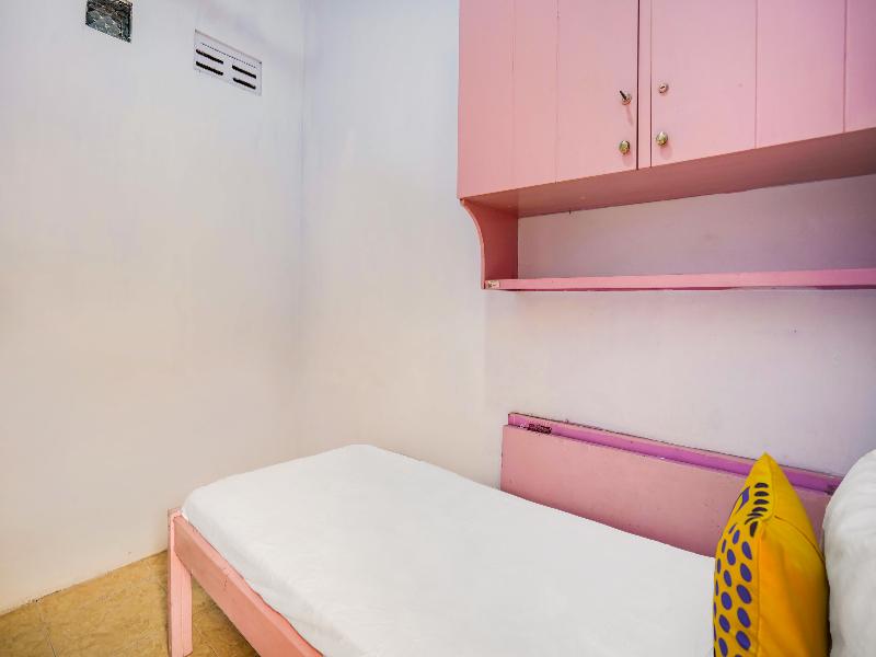 Spot On 91626 Rr Kost Putri Syariah - Oda
