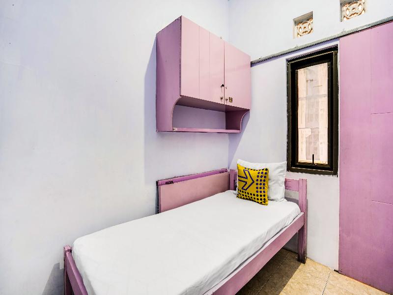 Spot On 91626 Rr Kost Putri Syariah - Oda