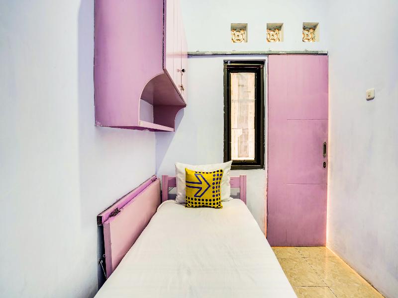 Spot On 91626 Rr Kost Putri Syariah - Oda