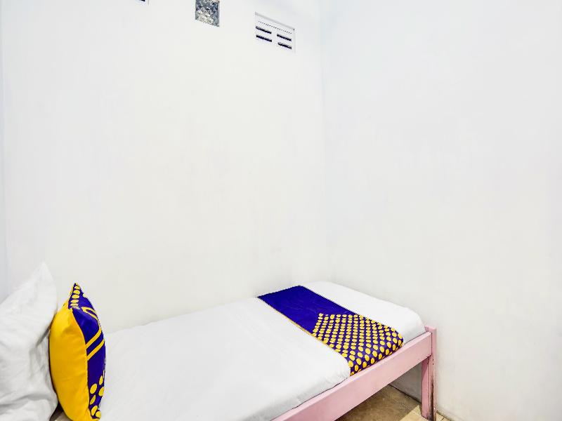 Spot On 91626 Rr Kost Putri Syariah - Oda