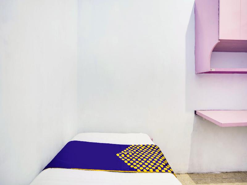 Spot On 91626 Rr Kost Putri Syariah - Oda