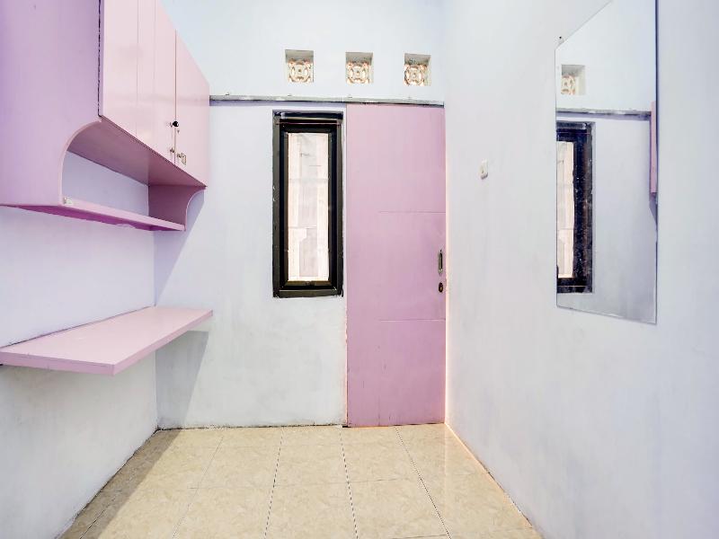 Spot On 91626 Rr Kost Putri Syariah - Oda