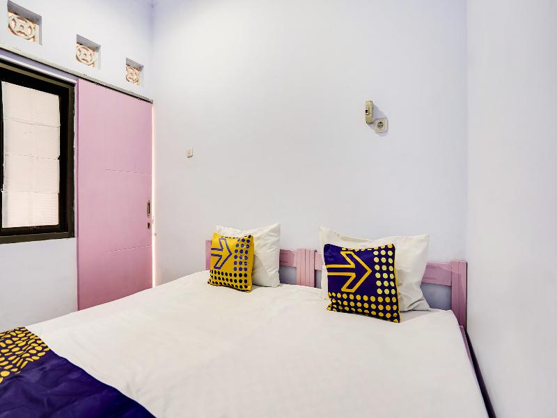 Spot On 91626 Rr Kost Putri Syariah - Oda