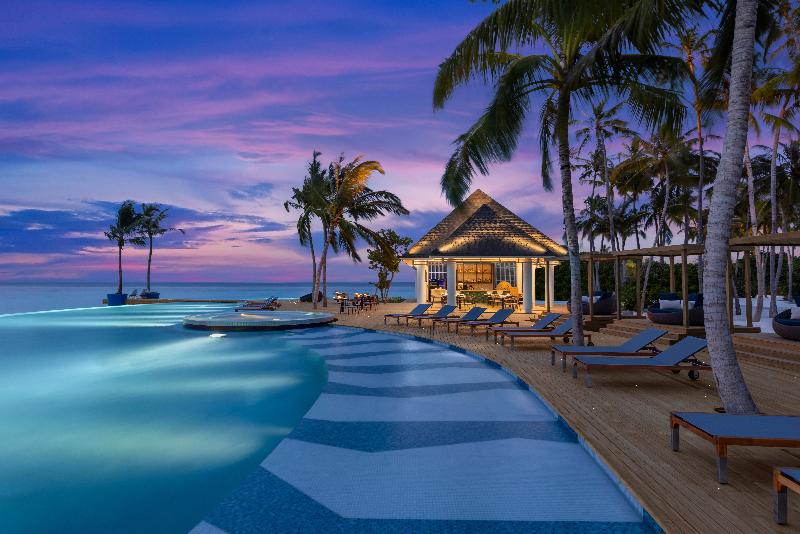 Avani+ Fares Maldives Resort - Havuz