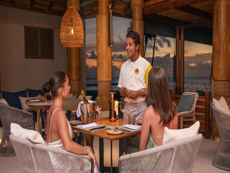 Avani+ Fares Maldives Resort - Restoran