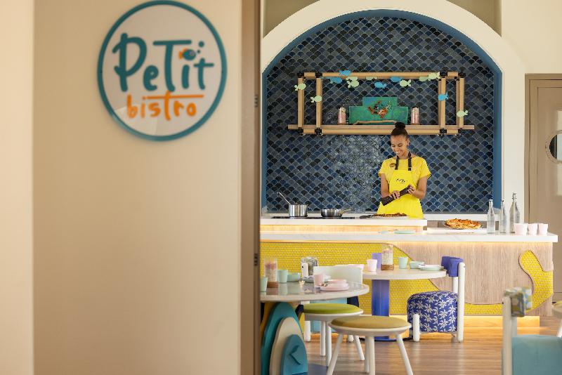 Avani+ Fares Maldives Resort - Restoran