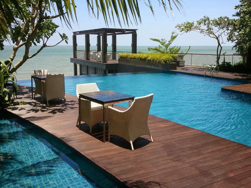 The Malibu Suites Balikpapan By Sissaeliving - Havuz
