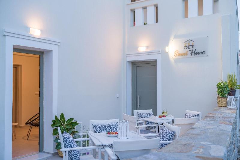 Sweet Home Naxos - Genel