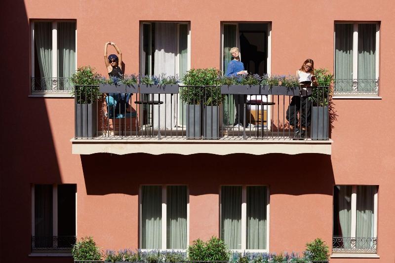 W Rome - Genel