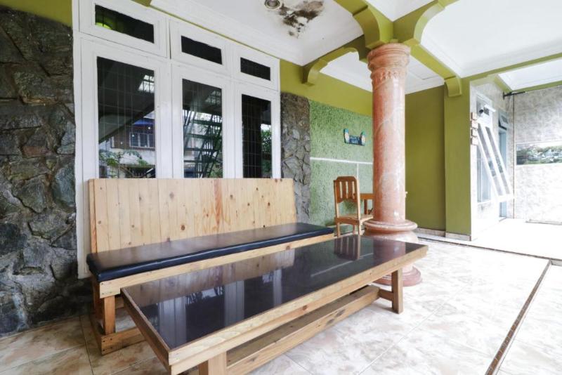 Waroeng Transit & Depary Homestay by ZUZU - Lobi