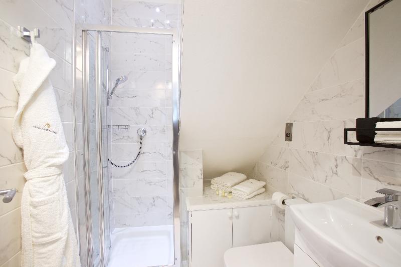 Avari Apartments - Winchester Collection - Oda