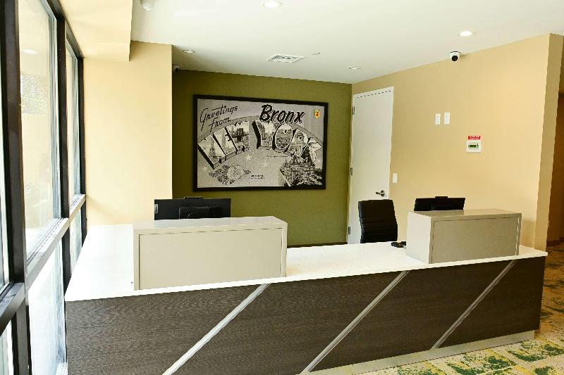 Super 8 By Wyndham Bronx Near Botanical Garden - Lobi