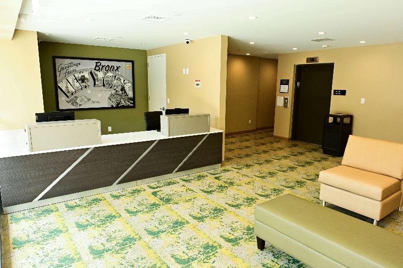 Super 8 By Wyndham Bronx Near Botanical Garden - Lobi