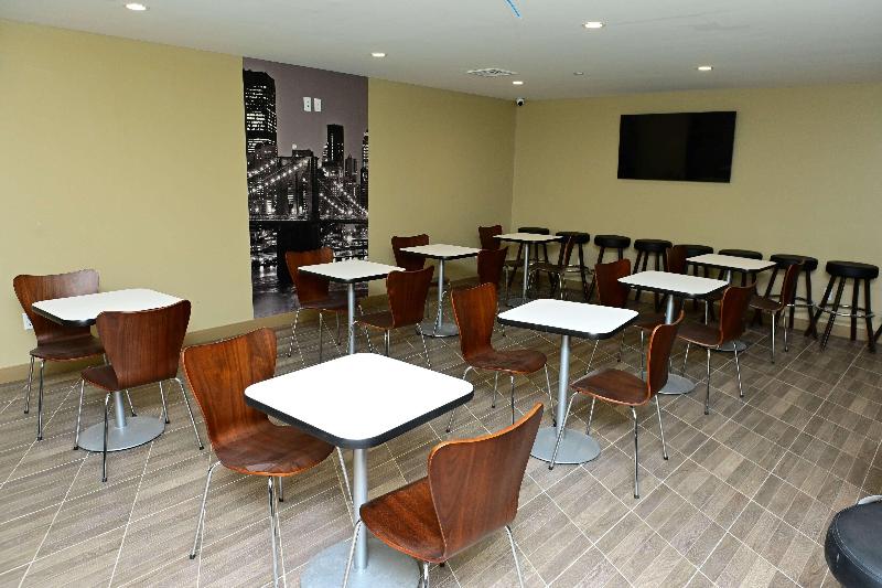 Super 8 By Wyndham Bronx Near Botanical Garden - Restoran