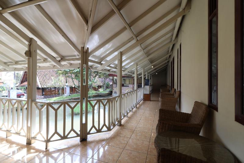 Kampung Pa'go Resort Hotel By Zuzu - Teras