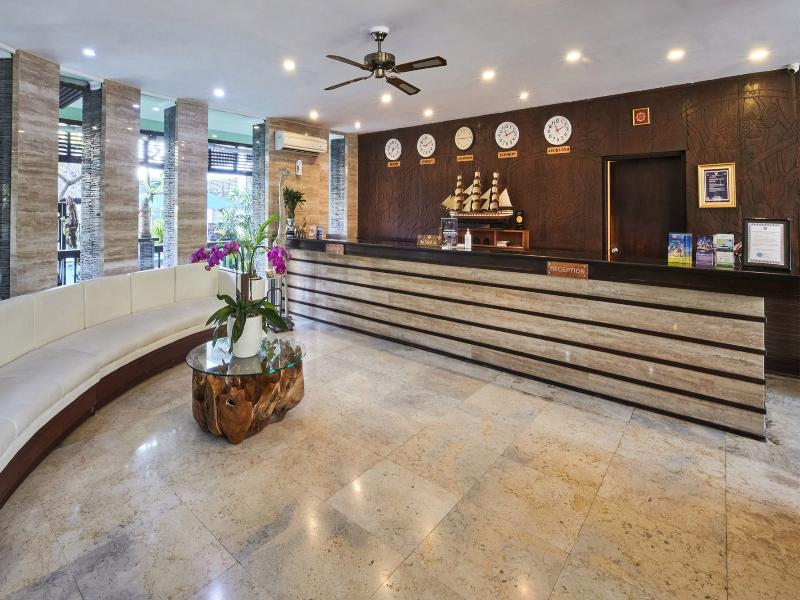 The Lokha Legian Resort and Spa - Lobi
