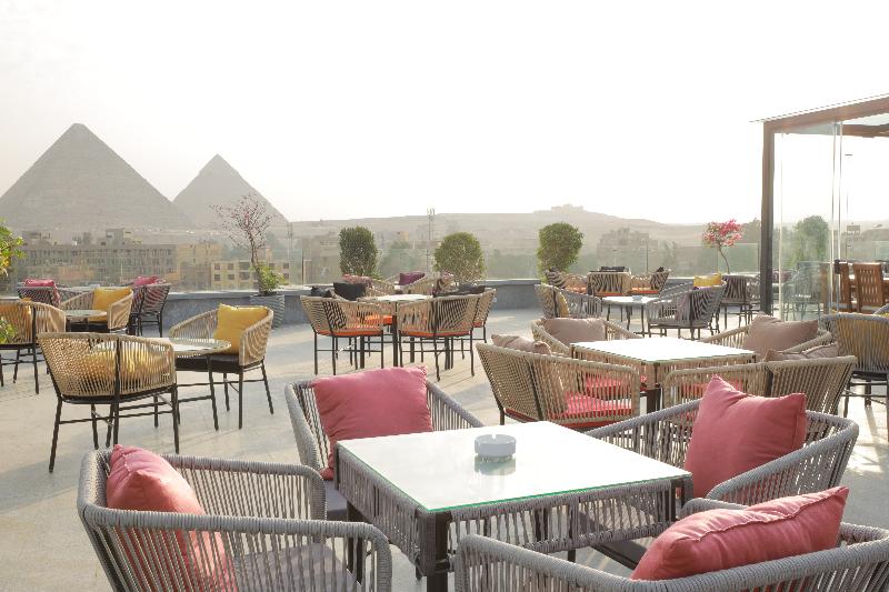Pyramid Front Hotel - Teras