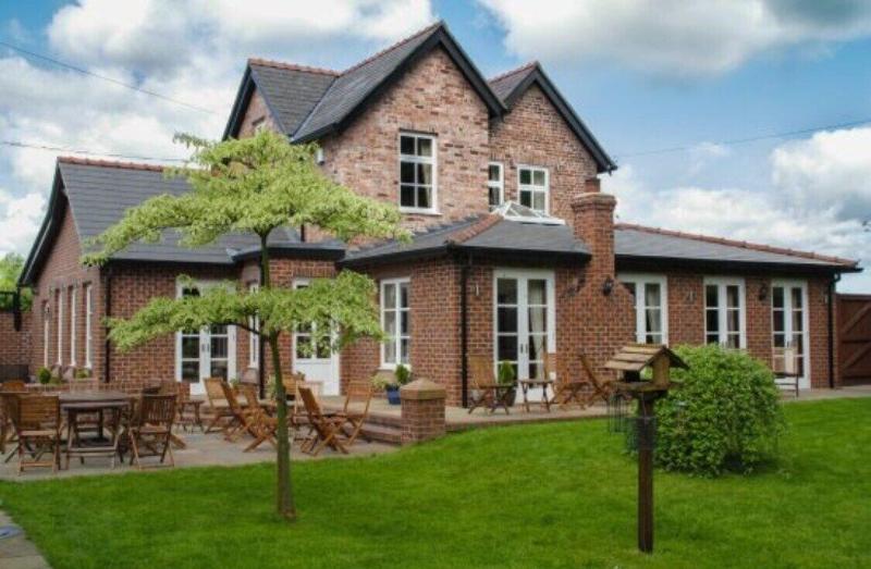 Mere Brook House - Genel