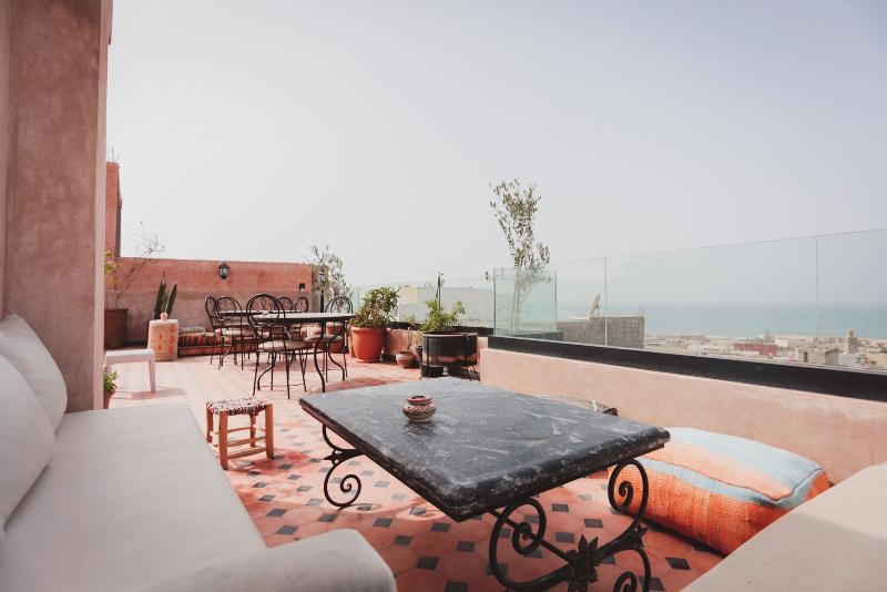 Riad Dlim - Genel