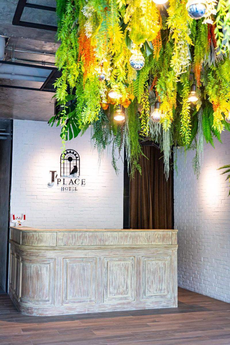 J Place Hotel by ZUZU - Lobi