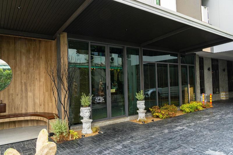 J Place Hotel by ZUZU - Genel