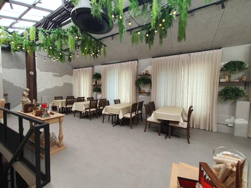 J Place Hotel by ZUZU - Restoran
