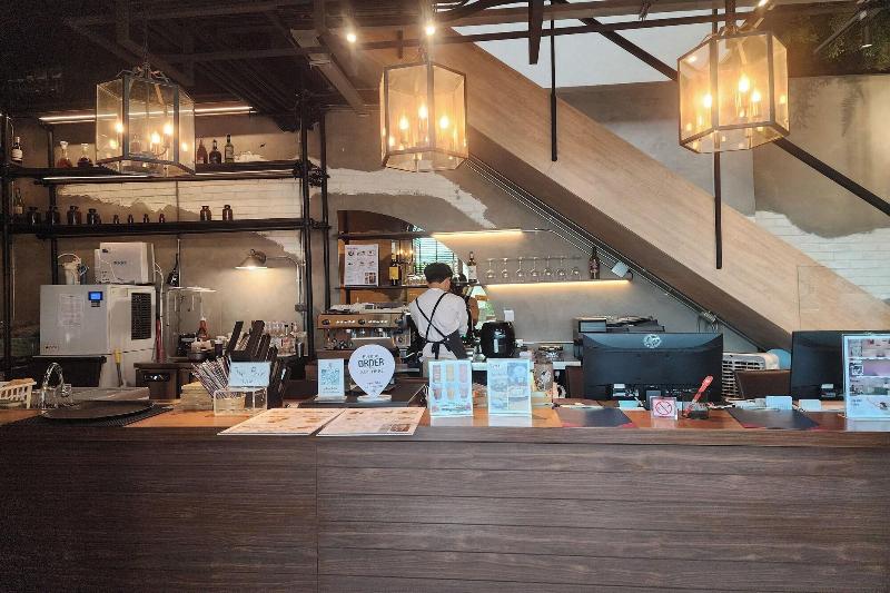 J Place Hotel by ZUZU - Restoran
