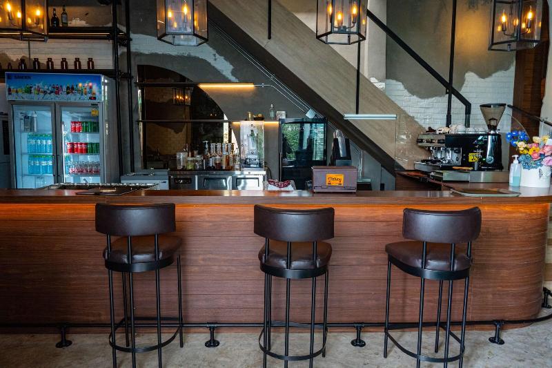 J Place Hotel by ZUZU - Restoran