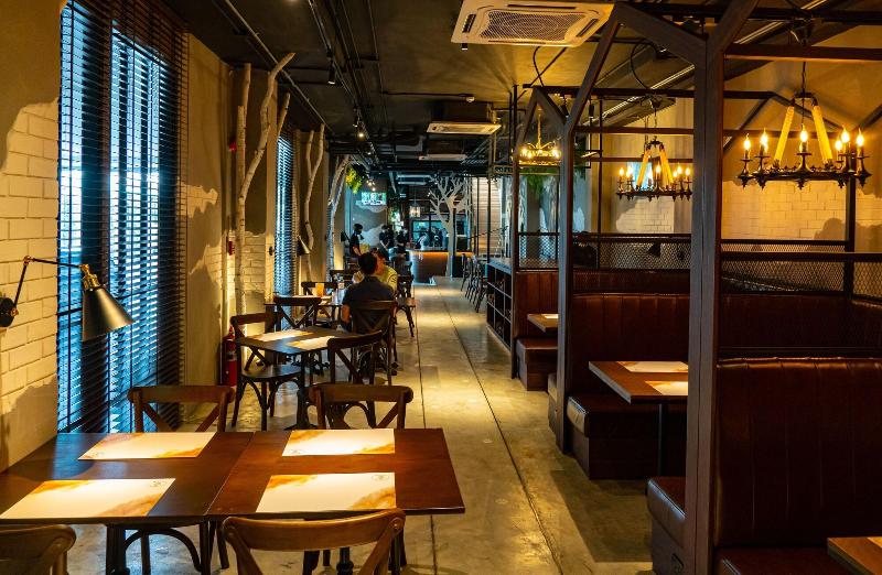 J Place Hotel by ZUZU - Restoran