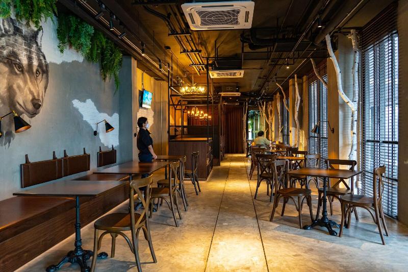 J Place Hotel by ZUZU - Restoran