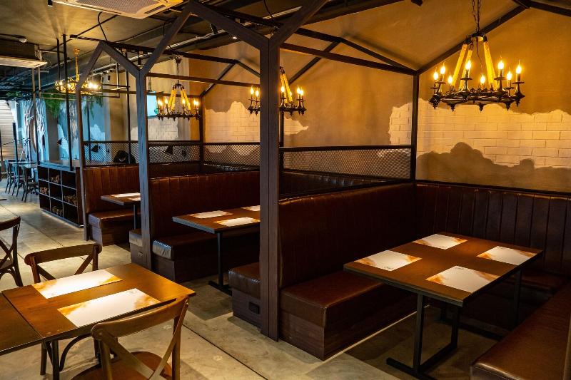 J Place Hotel by ZUZU - Restoran