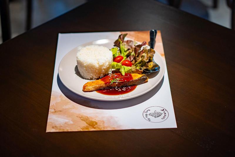 J Place Hotel by ZUZU - Restoran
